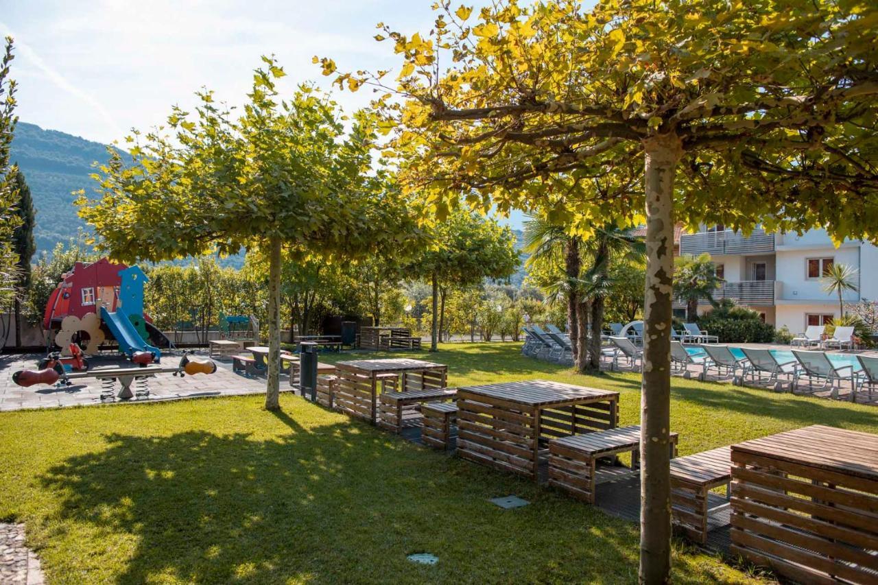4 Limoni Apartment Resort Riva del Garda Bagian luar foto